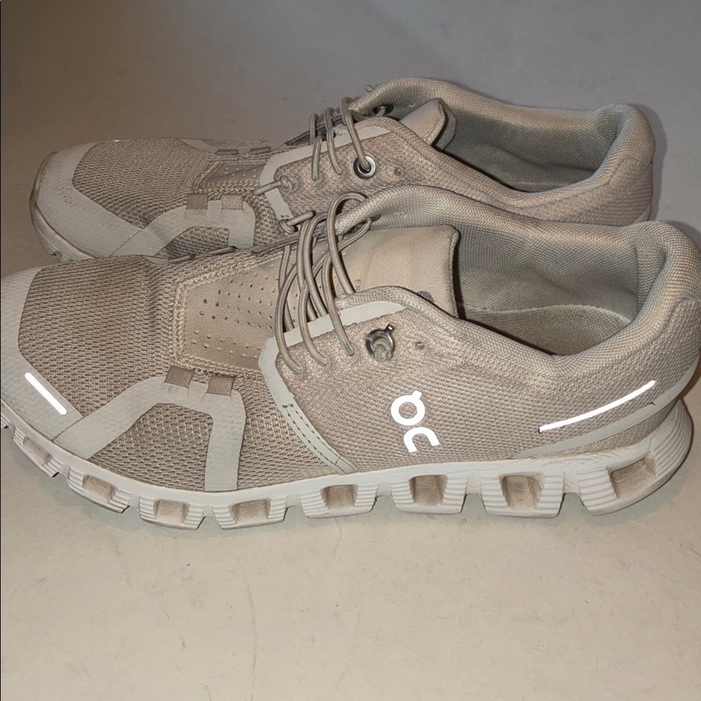 On Cloud 5 Sneakers 7.5 - Picture 2 of 10